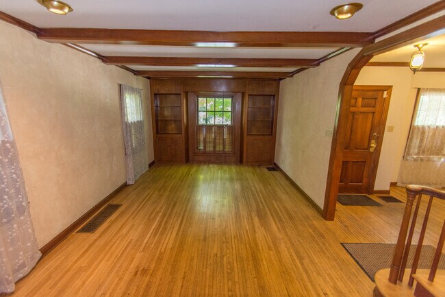 Building Photo - 321 S Eastside Dr
