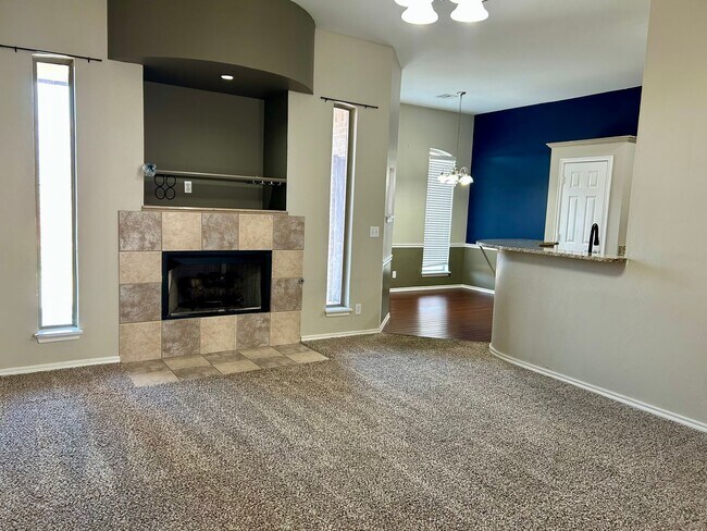 Building Photo - AVAILABLE NOW - $500 OFF FIRST FULL MONTH - Beautiful Home In Edmond School District!