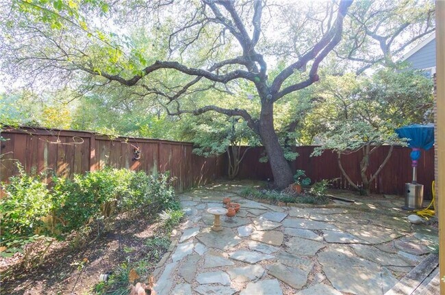 Building Photo - West Austin 3x3 Cozy Home!
