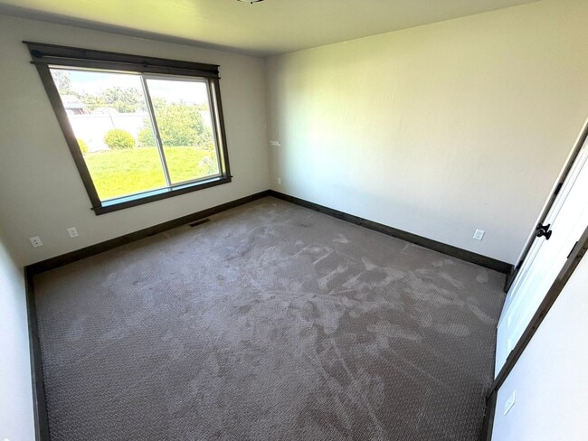 Building Photo - Single Level 3 Bed / 2 bath Home; Pet Friendly, Fenced back yard, Double car Garage