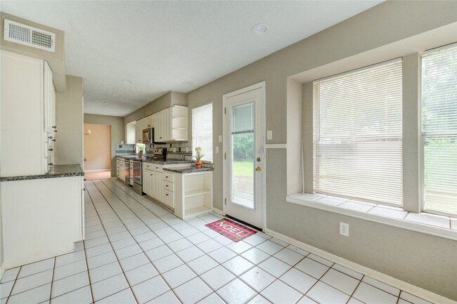 Building Photo - 15403 Meadow Village Dr