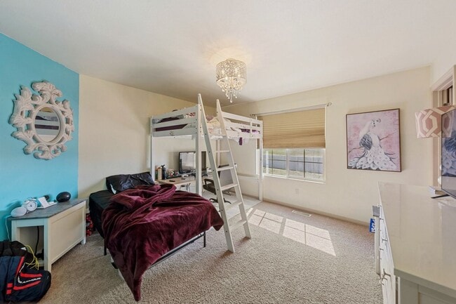 Building Photo - $2,000 Rent Credit! 6-Bedroom Home in West...