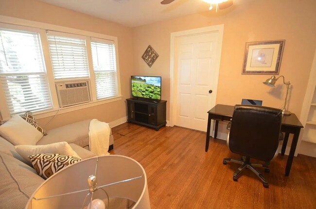 Building Photo - Charming Fully Furnished or unfurnished 1-Bed, 1-Bath steps from the Plaza District