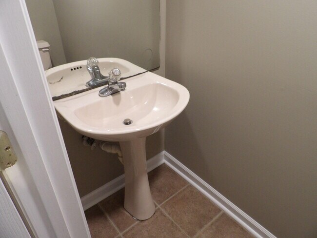 Building Photo - 244 Meadowview Dr