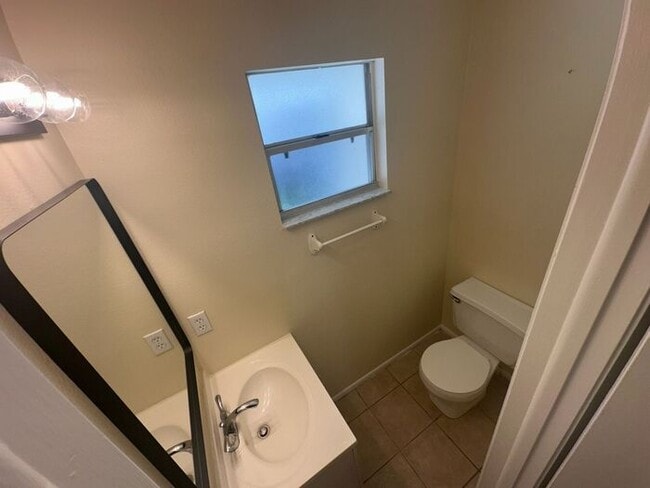 Building Photo - 3 bed 2 bath tri plex near UCF