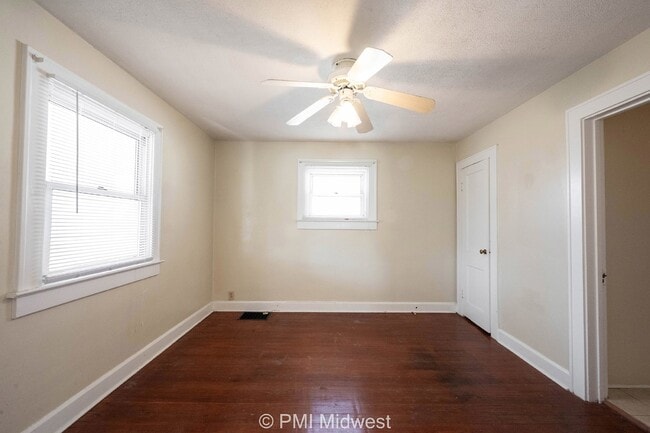 Building Photo - "Charming 2-Bed Home with Gleaming Hardwoo...