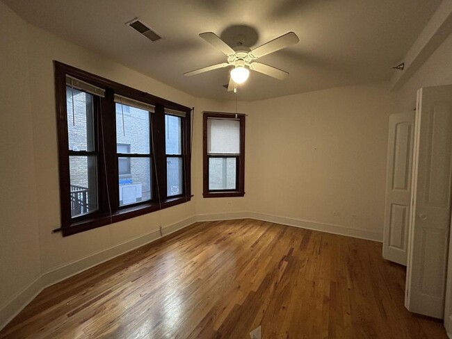 Building Photo - 2 bedroom in Chicago IL 60613