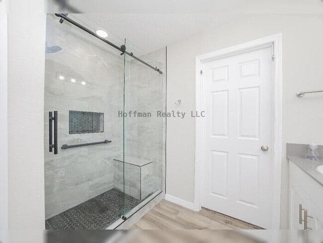 Building Photo - Spacious 5-Bedroom Home in Amenity-Rich Tr...