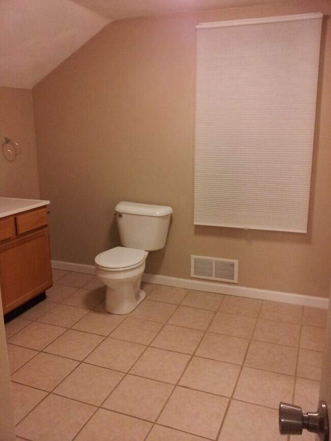 Building Photo - 917 N Center