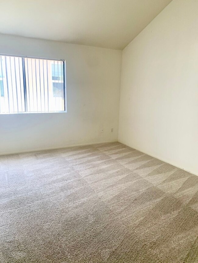 Building Photo - 3BD/3BA Townhome Available in Pacific Beach! ***Get a discounted price for $4,400 if you move in ...