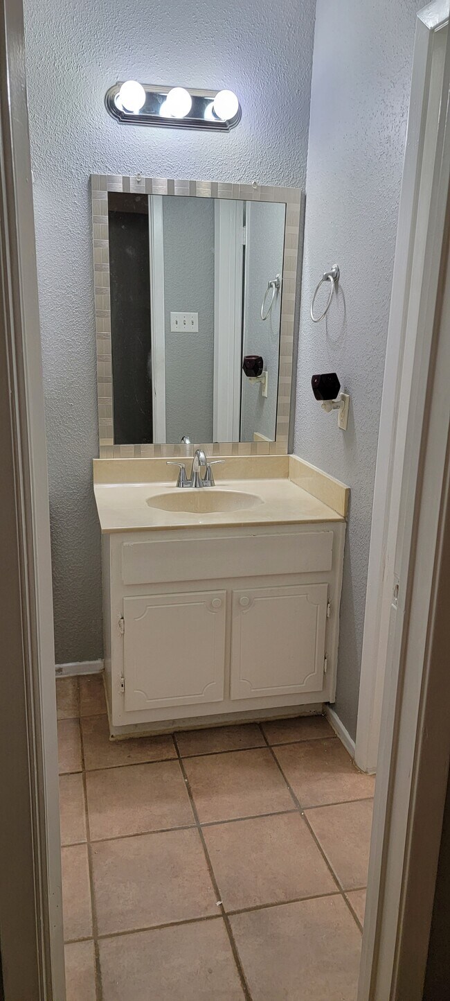Hall Bath with doorway to bathtub/shower - 14515 Wunderlich Dr