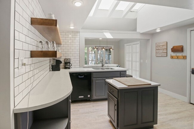 Building Photo - Garfield House: Fully Furnished House, Large private lot across from Golf Course $300 Utility Fee