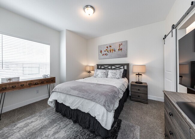 Building Photo - Westside 1 bed, 1 bath Luxury Apartment near Garden of the Gods