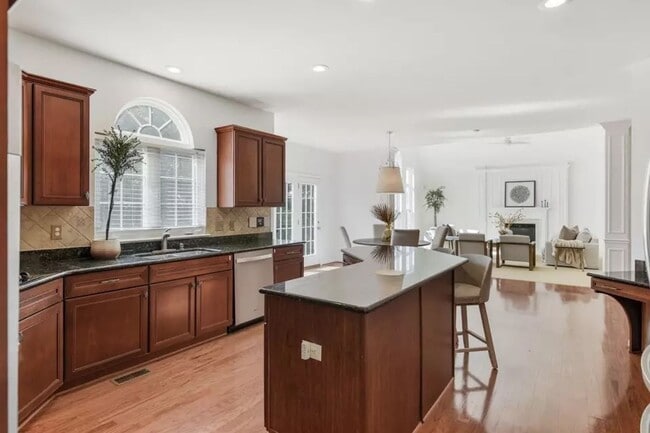 Building Photo - Executive 5BR / 4.5BA Rental In Bellevue