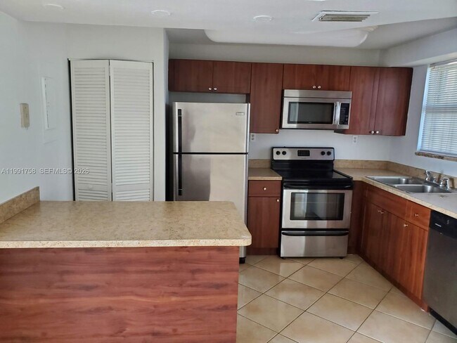 Building Photo - 555 NE 30th St