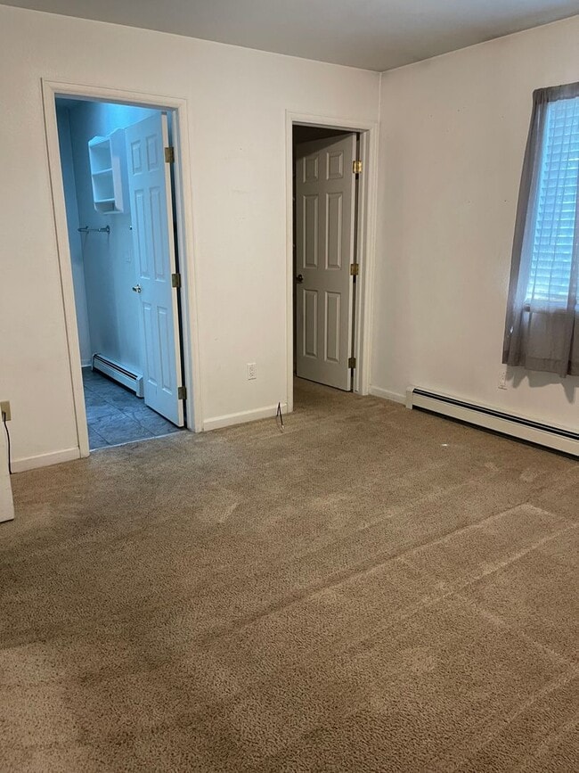 Building Photo - 3 Bedroom Home with Shop