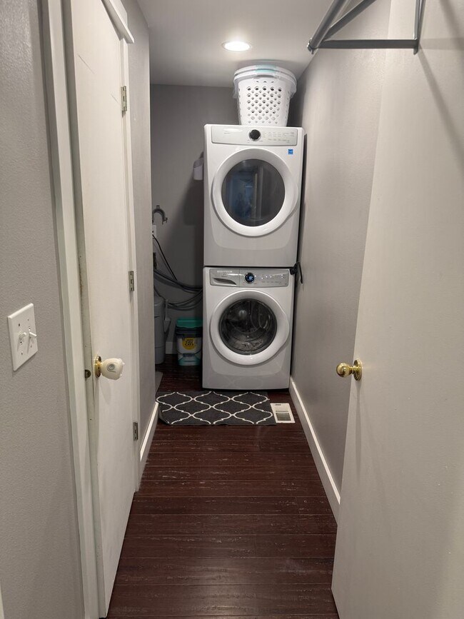 Building Photo - $500 move-in special! Spacious 4-bdrm/2.5-bath Hillsboro home. Fenced yard w/ covered deck, 2-car...