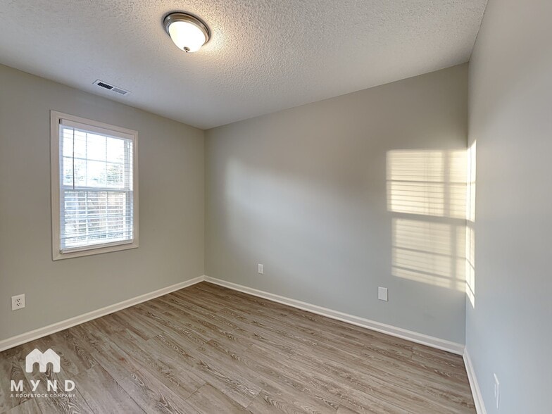 Building Photo - 2024 Julian Ln