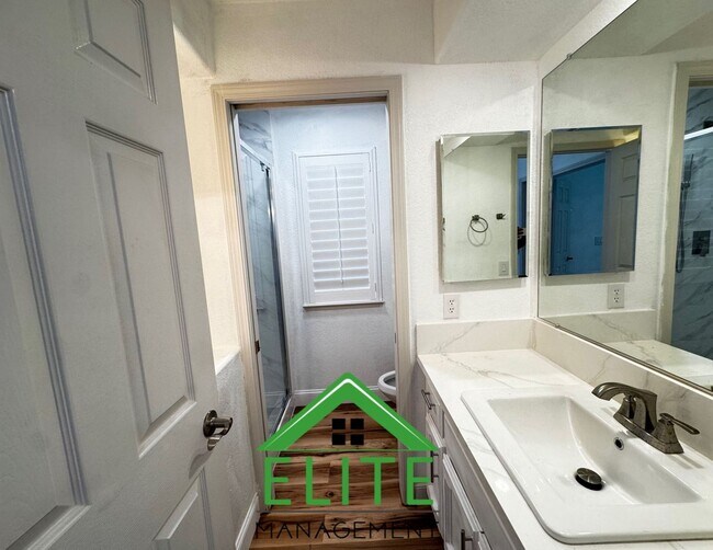 Building Photo - **Stunning Custom Home with Solar and Pool in Prestigious Granite Bay Neighborhood**