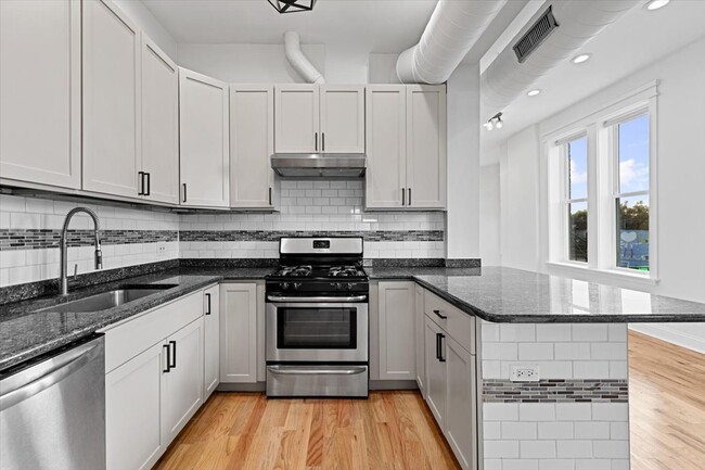 Building Photo - 2346 W Fullerton Ave