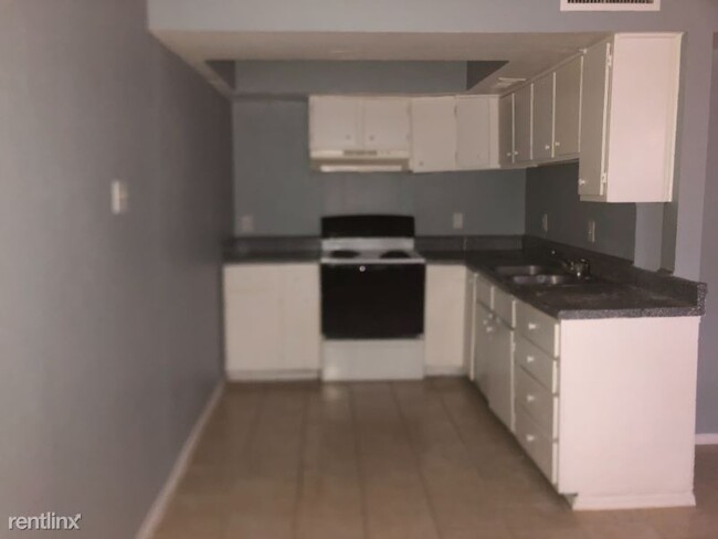 Building Photo - 2 br, 1.5 bath Townhome - 313 Rolston Rd