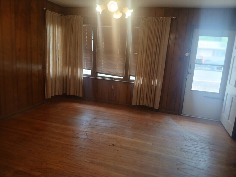 Building Photo - 2413 Poplar St