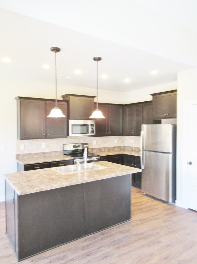 Building Photo - 123 Birch Falls Dr