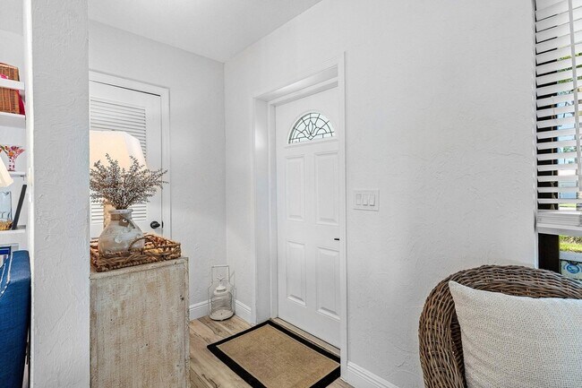 Building Photo - 25 NW 24th Ct