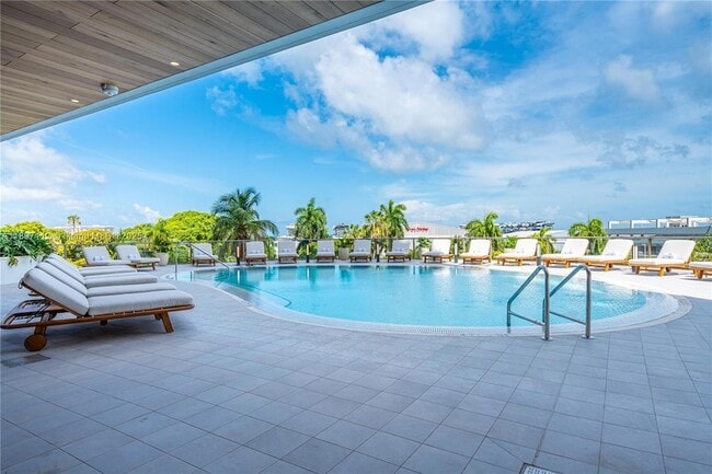 Building Photo - 2655 S Bayshore Dr