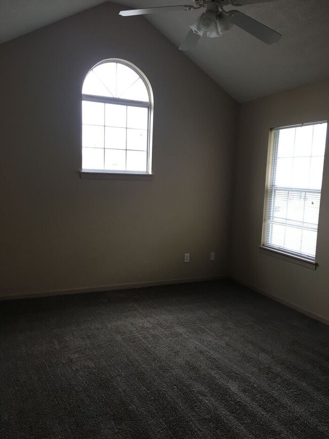 Building Photo - South Garden Townhomes