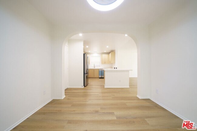 Building Photo - 121 Cancion Way