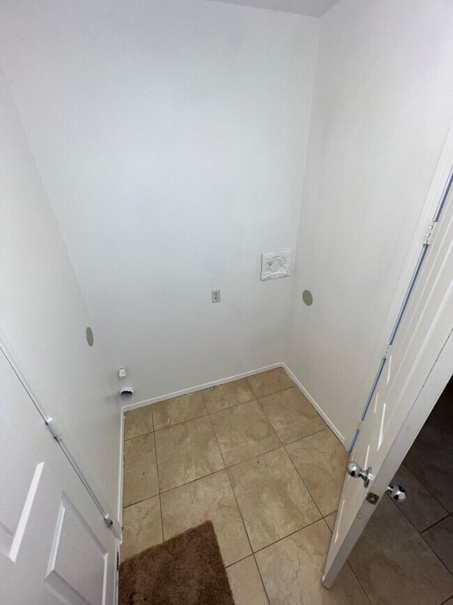 Building Photo - Massive 5BR/4BA Luxury Home in Adelanto — ...