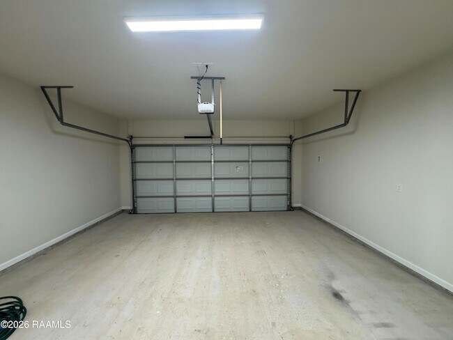 Building Photo - 325 Mulholland Ln