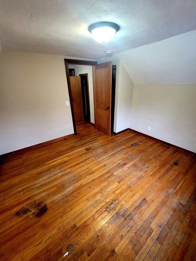 Building Photo - Charming 4 Bedroom on the North Side of Ma...