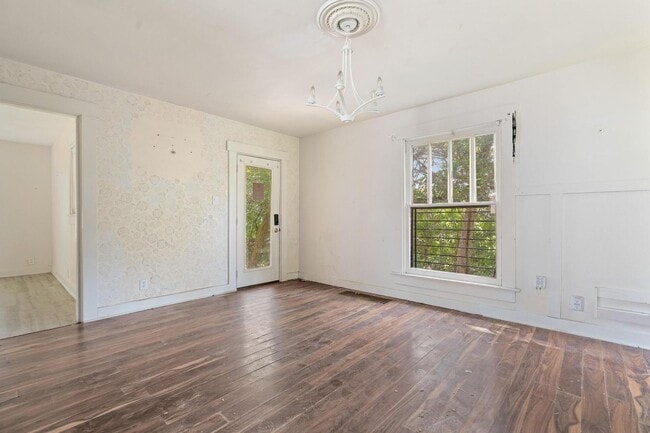 Building Photo - 3 Bedroom Home For Rent