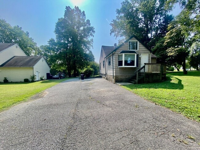 Building Photo - SPACIOUS 4 BED/2 BATH HOUSE-Luxury Vinyl F...