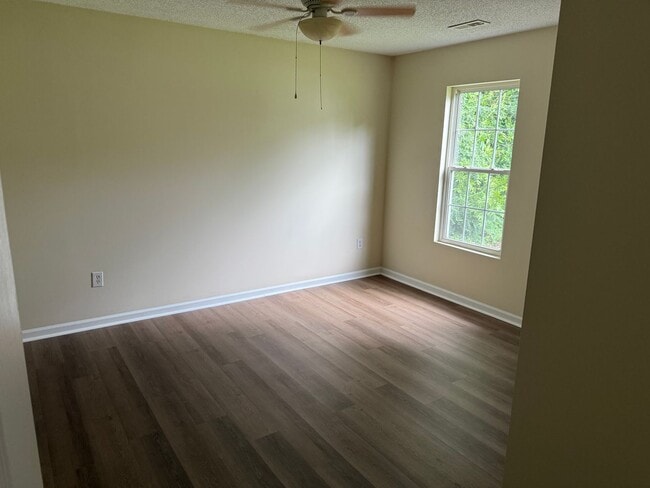 Building Photo - Super Cute home located in City Limits