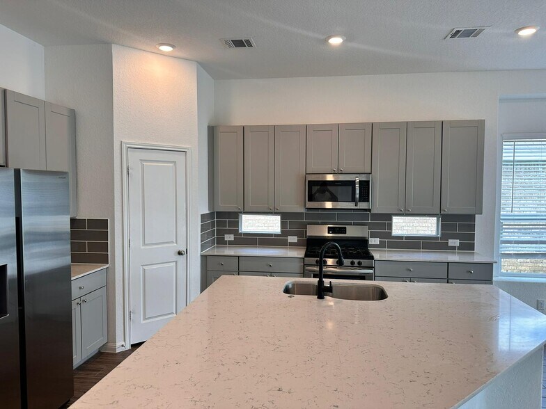 Building Photo - 15126 Nettleton Ml