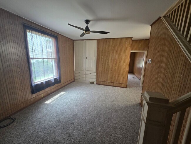 Building Photo - 2-bedroom, 1-bath home in New Brighton