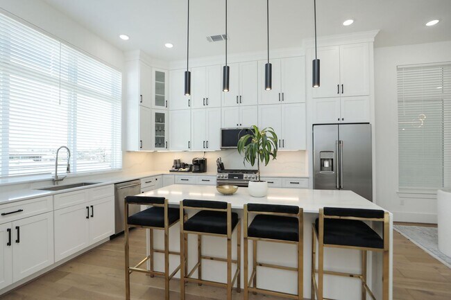 Building Photo - For Lease | 3 Bed, 3.5 Bath | 2,610 Sq Ft | Westheimer Estates |