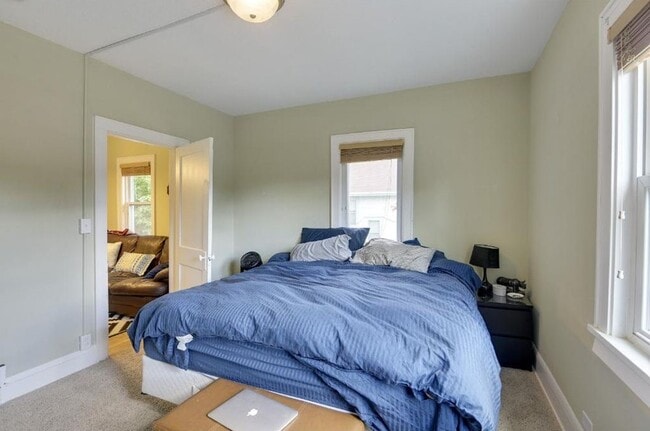 Building Photo - 711 University Ave SE