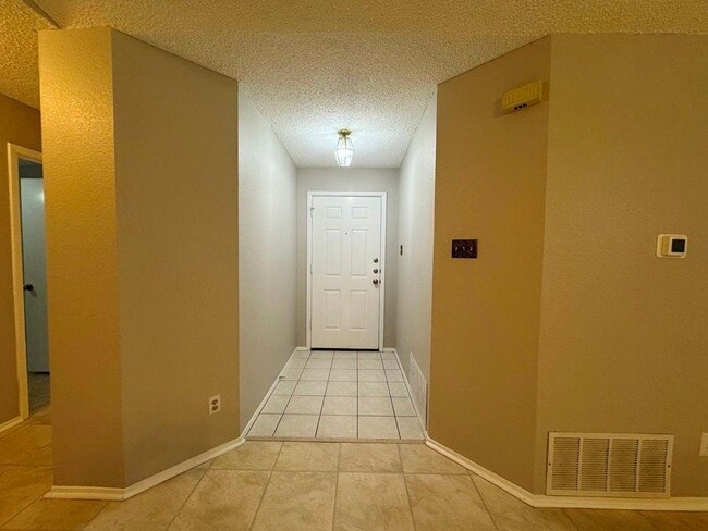 Building Photo - 2917 Zeke Bend