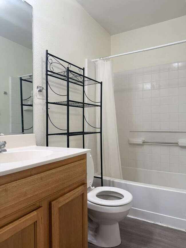 Building Photo - Don’t Miss Out on this 3/2.5 home