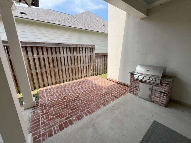 Building Photo - Stunning 4 bedroom, 3 bathroom 2 story hom...