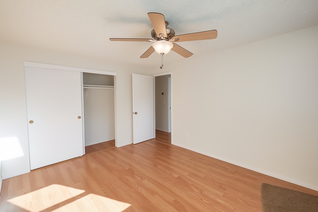 Building Photo - 2 bedroom 1 bath, pet-friendly, duplex uni...