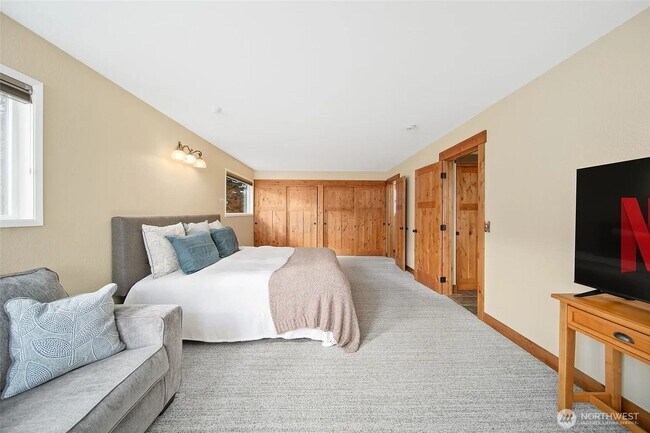 Building Photo - Luxury Home with Views, Maintained Pool and Yard. 5Bed, 3 Bath Great Location