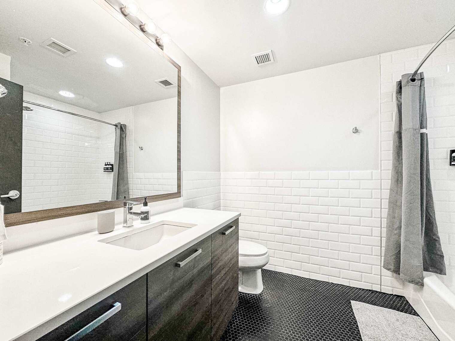 Building Photo - 555 Evergreen St