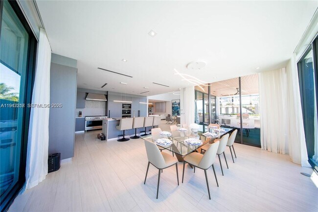 Building Photo - 7520 W Treasure Dr