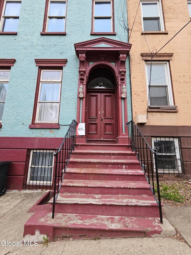 Building Photo - 32 1st St