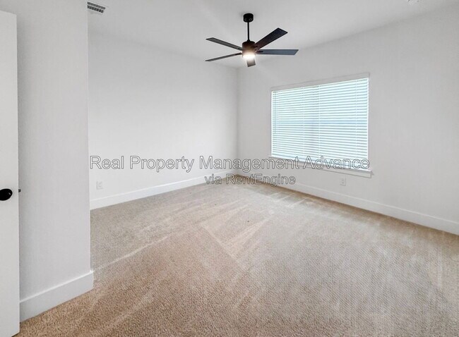 Building Photo - 4400 Elm Spgs St